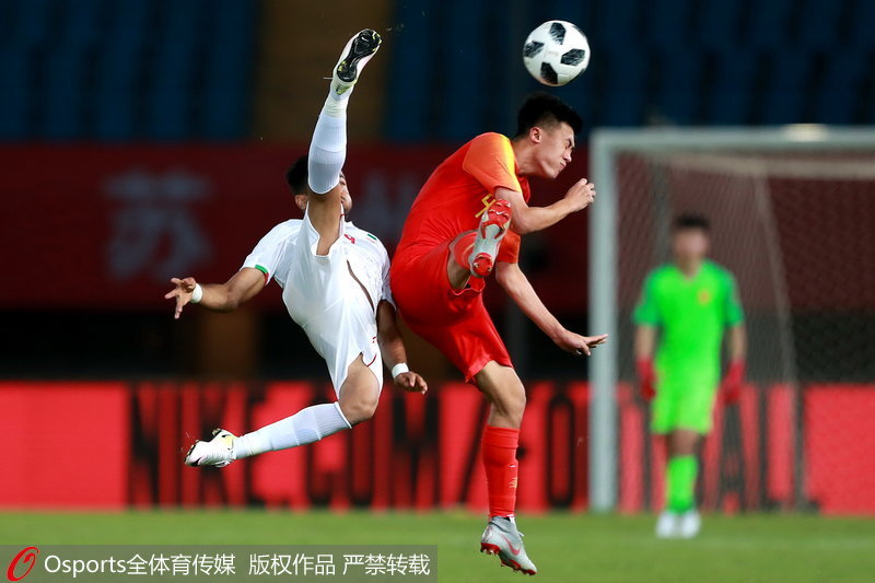 劉洋（右）與伊朗球員拼搶