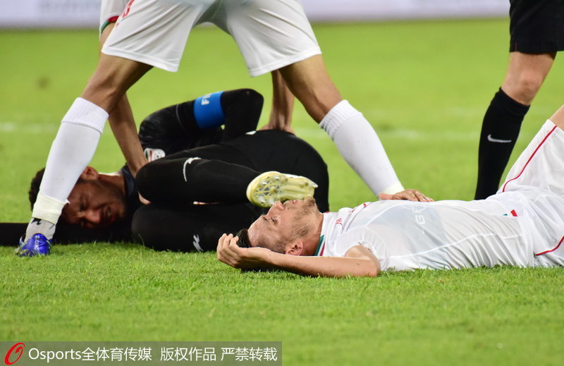 伊朗門將與己方隊員相撞痛苦倒地