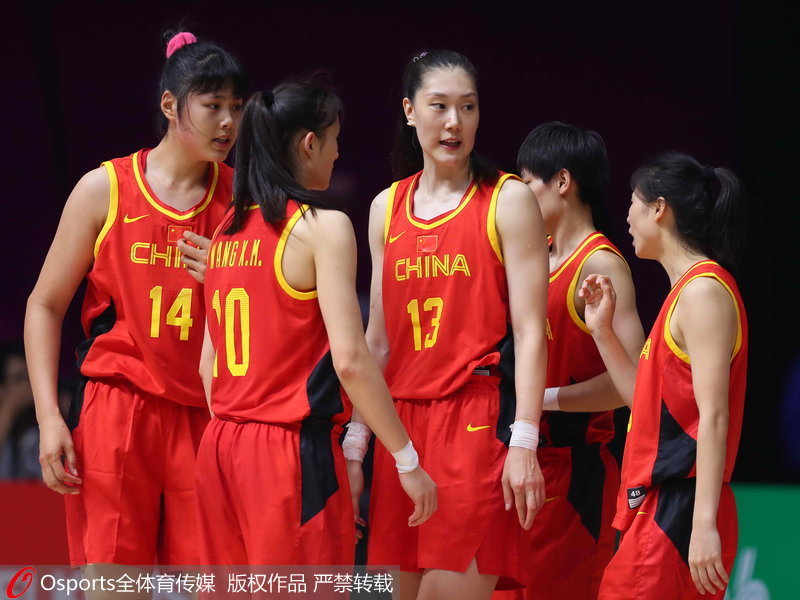 中國女籃隊員相互鼓勵