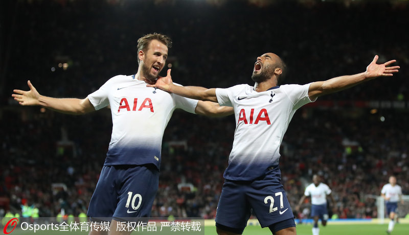 小盧卡斯（右）進球慶祝