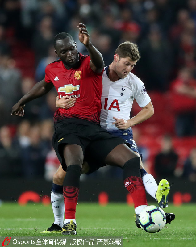 盧卡庫（左）與本·戴維斯拼搶