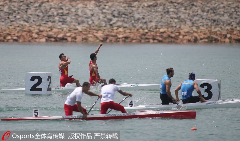 劉浩/王浩（紅）率先沖過終點