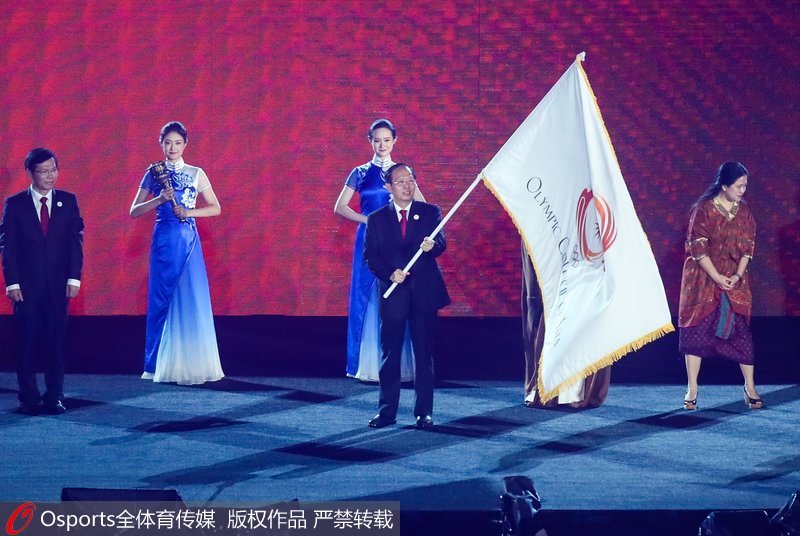 中國奧委會主席苟仲文展示亞奧理事會會旗