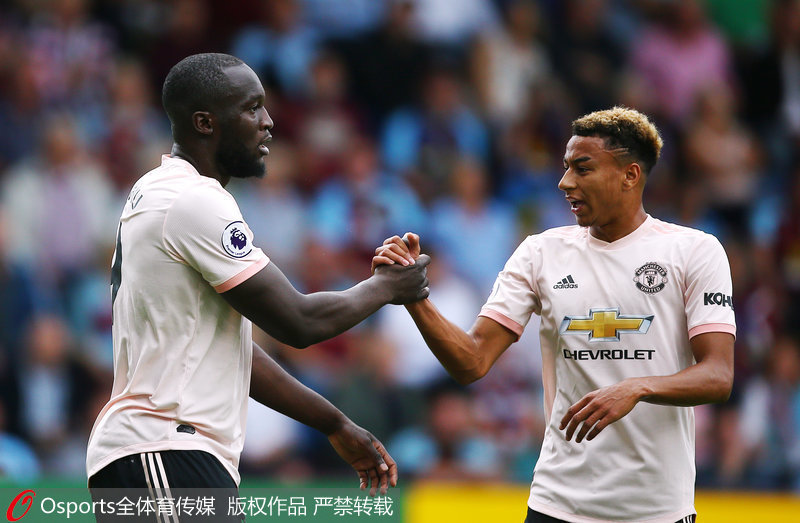 盧卡庫與林加德慶祝進球