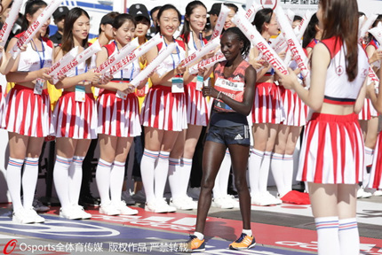 2018年北馬開跑 3萬余名選手參賽盛況空前9月16日7:30，2018年北京馬拉鬆開跑。女子組比賽，肯尼亞的阿亞貝以2小時21分36奪冠，這也是孫英杰在2005年北馬跑出2小時21分01秒以來的賽會近13年來的女子組最好成績。巴林選手斯桑巴以2小時26分56秒獲得亞軍，埃塞俄比亞的薩多-德博以2小時27分41獲得季軍。 