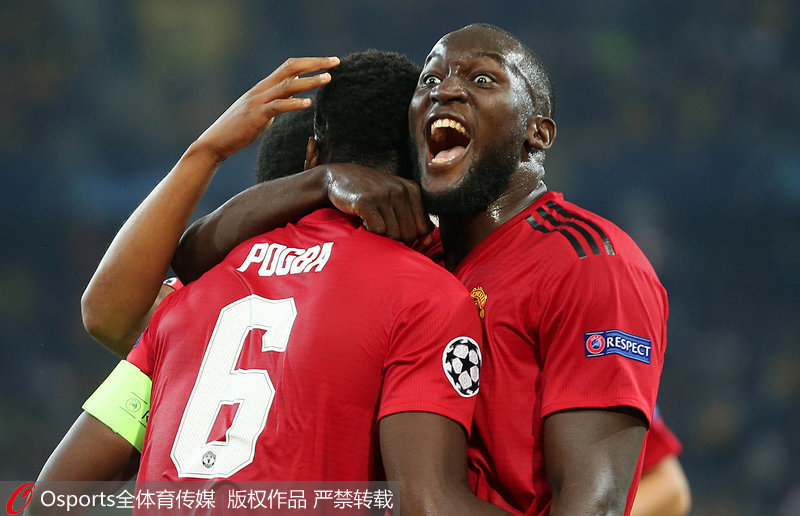 博格巴與隊友慶祝進球