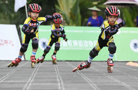 小朋友在輪滑比賽中 車周勇 攝