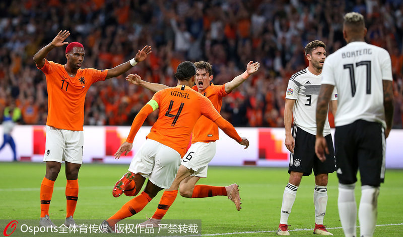 荷蘭隊員慶祝進球