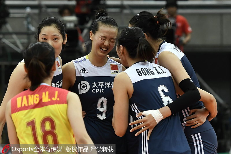 女排姑娘們慶祝勝利