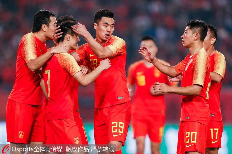 中國隊隊員慶祝進球