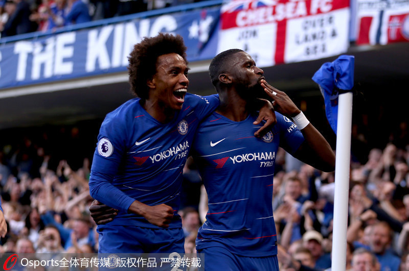 威廉與呂迪格（右）慶祝進球