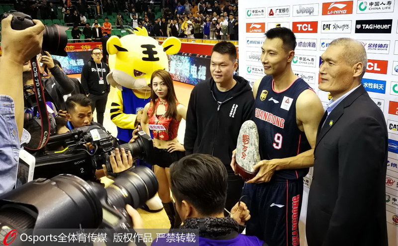 易建聯接受媒體採訪