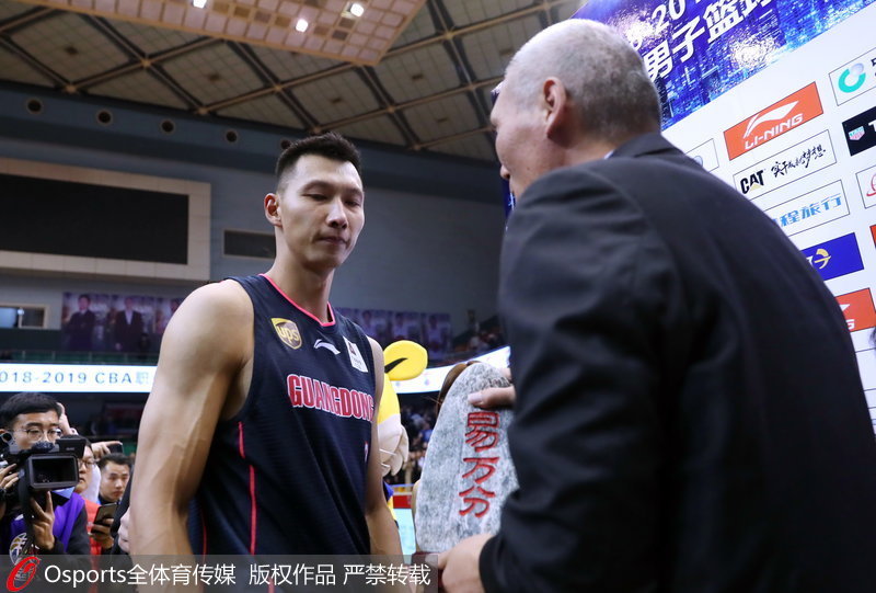 易建聯領取獎杯