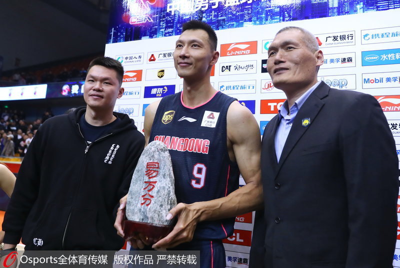 朱芳雨為易建聯頒發“易萬分”紀念獎杯