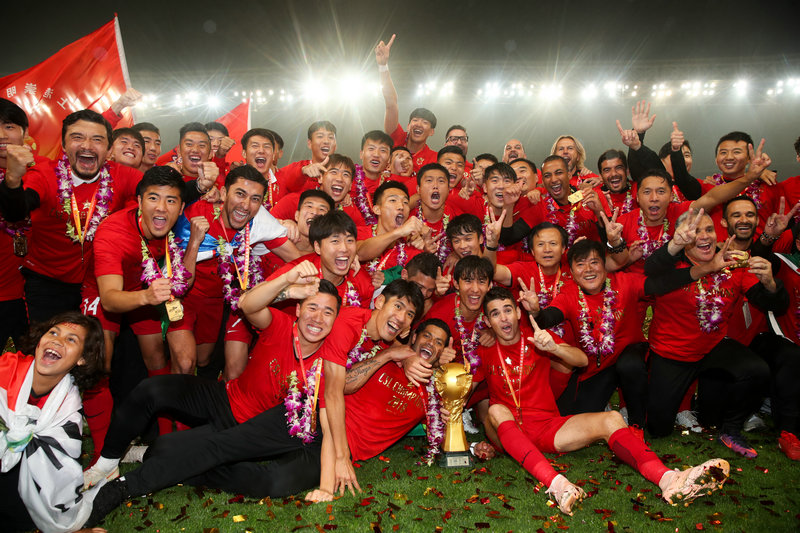 11月7日，上海上港隊在頒獎儀式上慶祝奪冠。  新華社記者丁汀攝