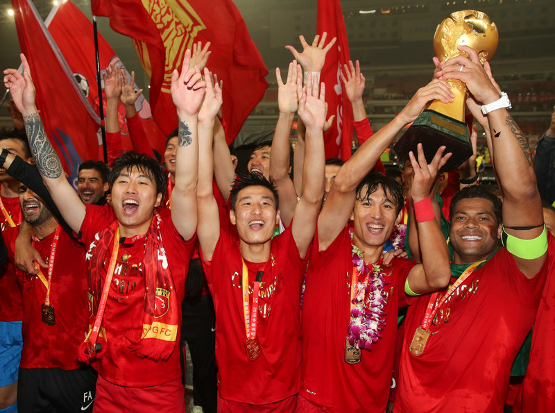  11月7日，上海上港隊球員在頒獎儀式上慶祝奪冠。 新華社記者丁汀攝