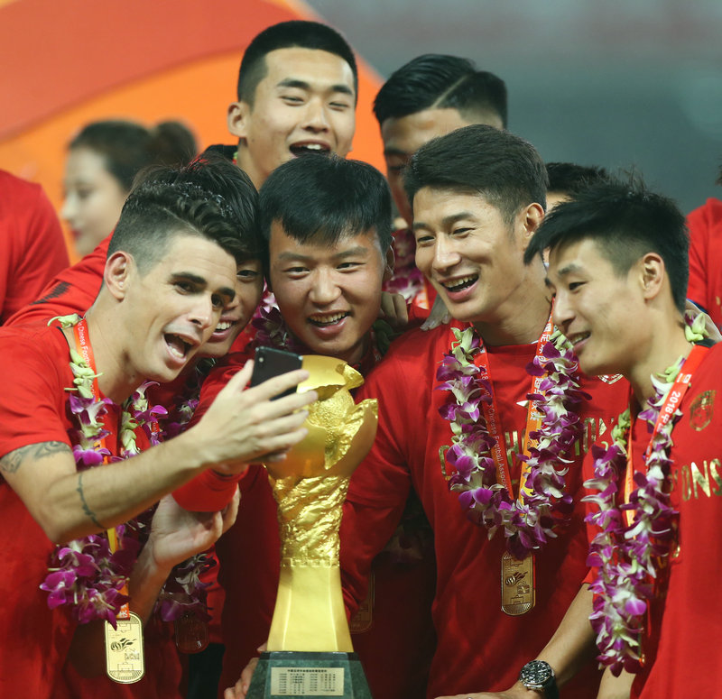 11月7日，上海上港隊球員在奪冠后與火神杯合影。新華社記者丁汀攝