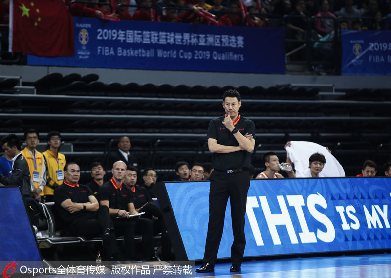男籃主帥李楠場邊觀戰