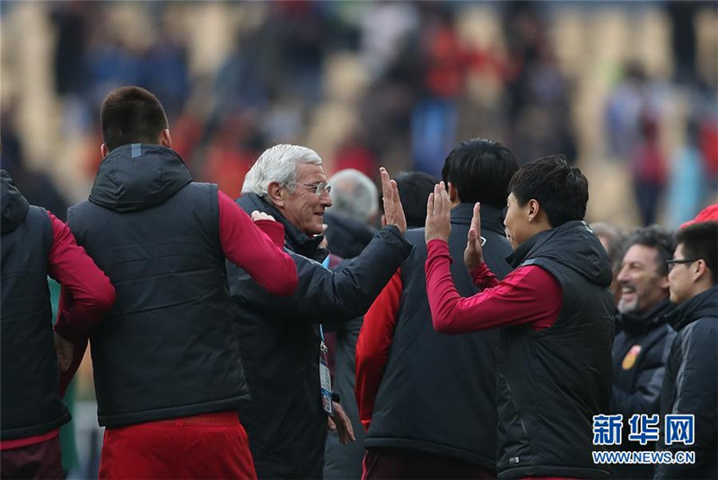 2017年1月14日，中國隊主教練裡皮（左二）在廣西體育中心舉行的2017中國杯國際足球錦標賽季軍爭奪戰對陣克羅地亞的比賽后慶祝。 新華社記者曹燦攝