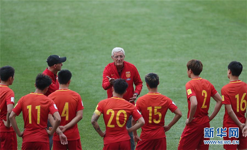 2017年5月17日，中國男足二隊主教練裡皮（中）在一場教學比賽中場休息時向隊員布置戰術。 新華社記者曹燦攝