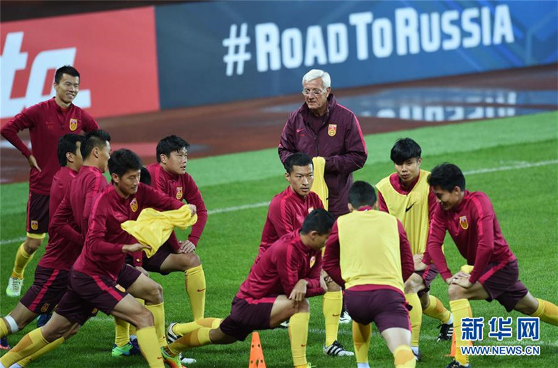 2016年11月14日，中國男足在昆明市拓東體育場訓練，備戰次日與卡塔爾隊的俄羅斯世界杯亞洲區預選賽。這是中國男足主教練裡皮（后排中）觀察球員訓練。 新華社記者藺以光攝