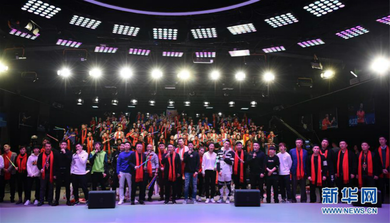 2月2日，球員、教練員等在晚會上演唱歌曲《真心英雄》。 當日，中國乒乓球隊2019年迎新春晚會在北京舉行。 新華社記者賈宇辰攝