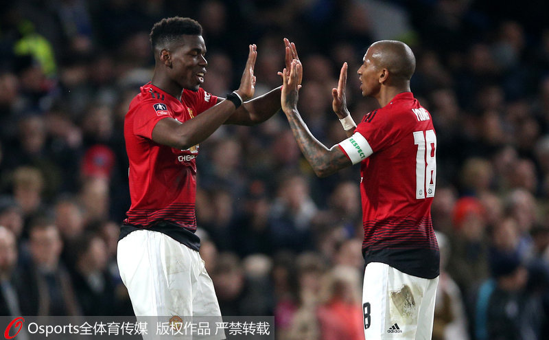 博格巴與阿什利-揚慶祝進球