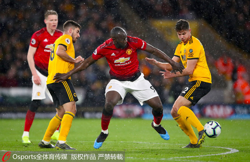 盧卡庫遭遇圍搶