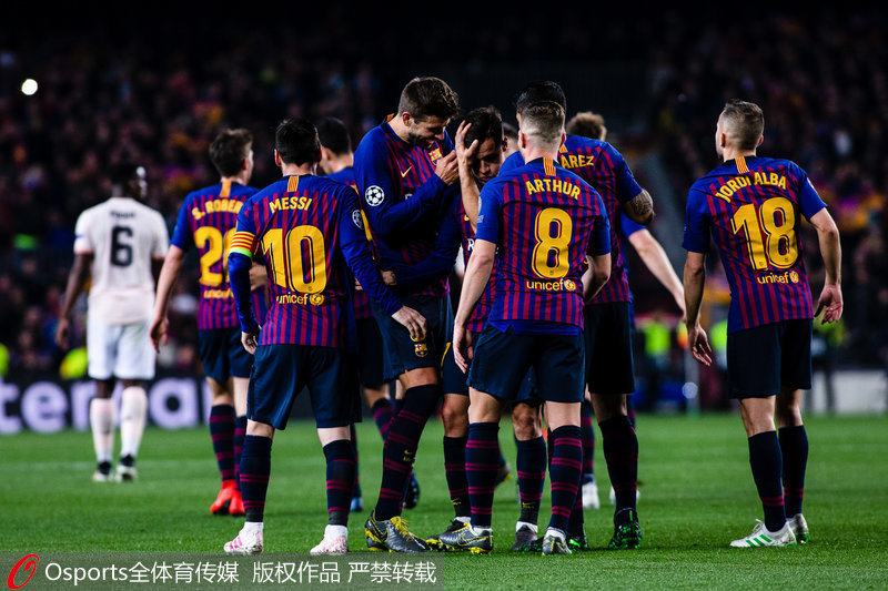 巴薩隊員慶祝進球