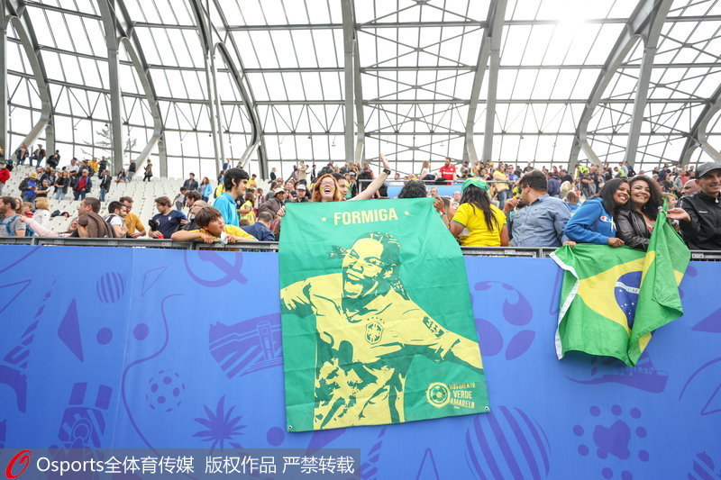 巴西球迷在看台打出球員巨幅畫像