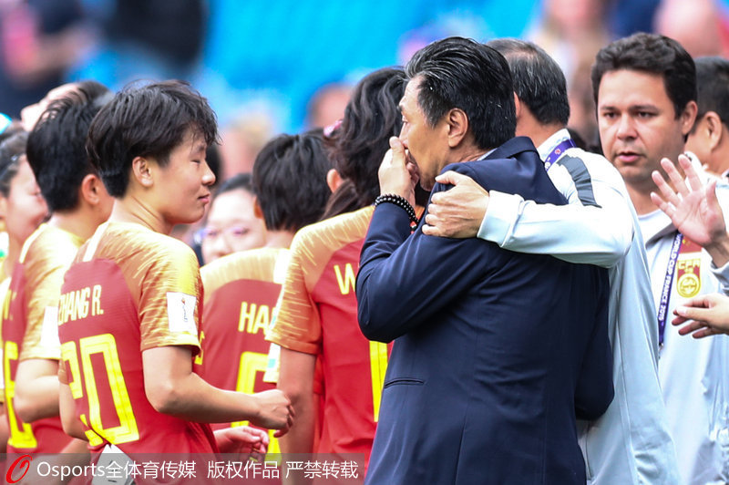 中國女足主教練賈秀全賽后泣不成聲