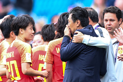 彭詩夢屢獻神扑 中國女足0-0平西班牙女足晉級16強
本場比賽西班牙女足實力遠在中國女足之上，創造的破門機會遠多於中國女足，好在中國女足彭彭詩夢發揮神勇，全場貢獻9次扑救2解圍1搶斷，力保城門不失。
【詳細】 