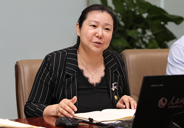 中国冰球协会副秘书长王春露在会上发言