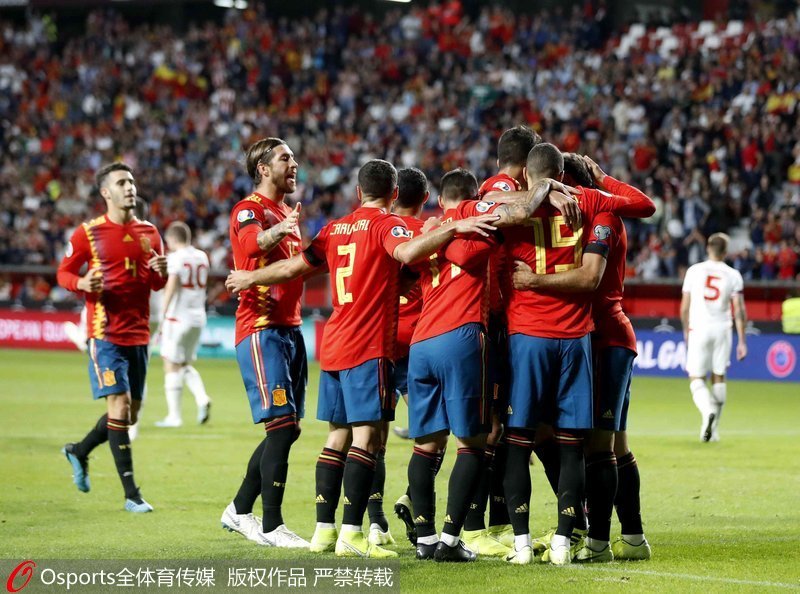 西班牙隊慶祝進球