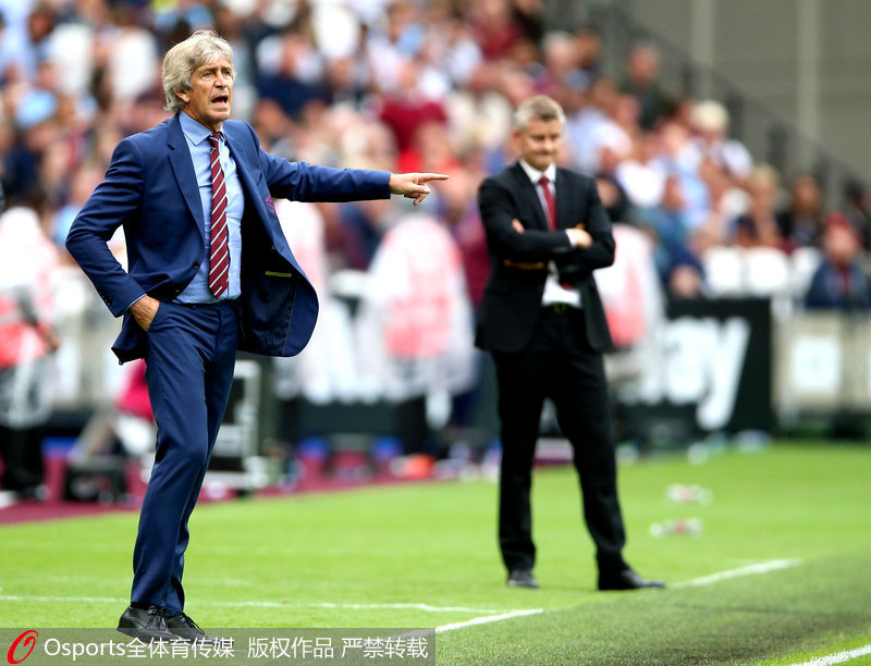 西漢姆聯主教練佩萊格裡尼（左）和曼聯主教練索爾斯克亞（右）在場下指揮