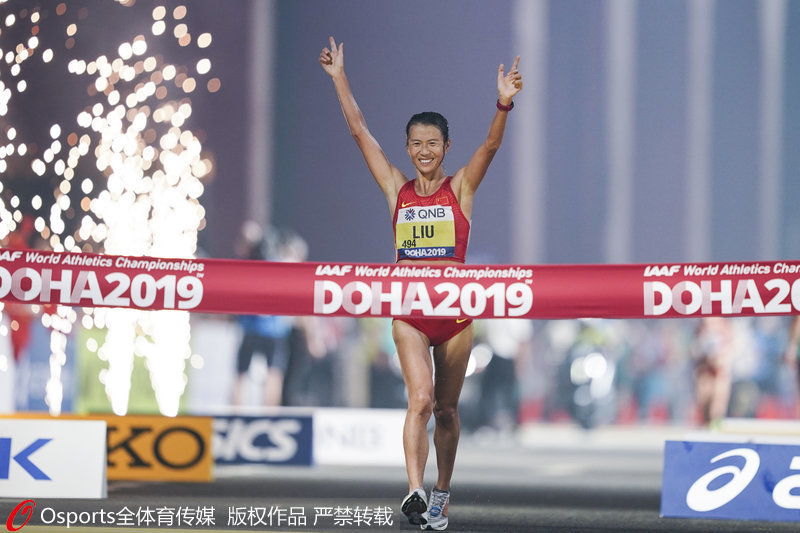 刘虹冲过终点线