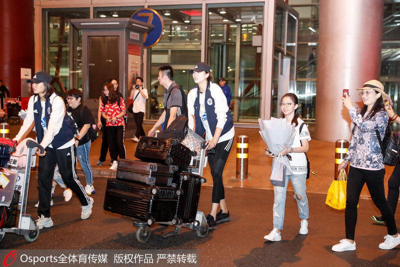 中國女排抵達北京