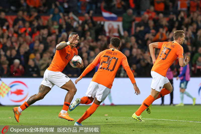 荷蘭隊員慶祝進球