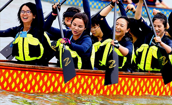 女子組運動員在比賽中