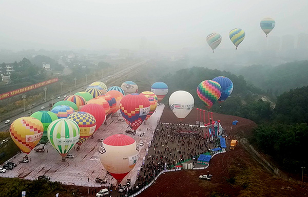 熱氣球陸續升空