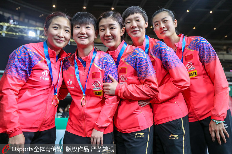 中國女隊慶祝奪冠