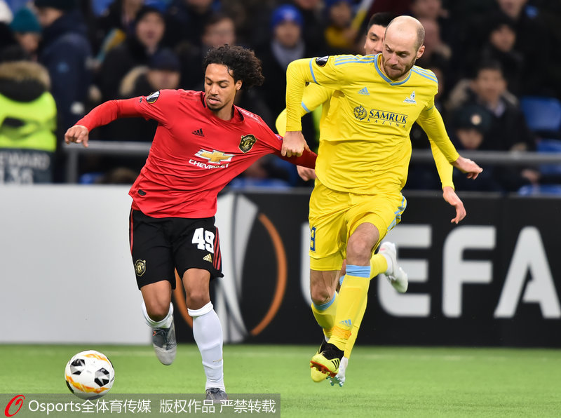 雙方在比賽中拼搶