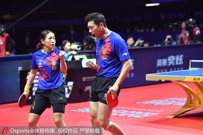 許昕、劉詩雯慶祝得分