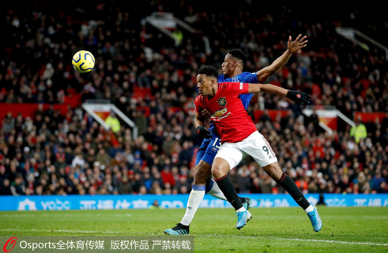 馬夏爾頭球攻門