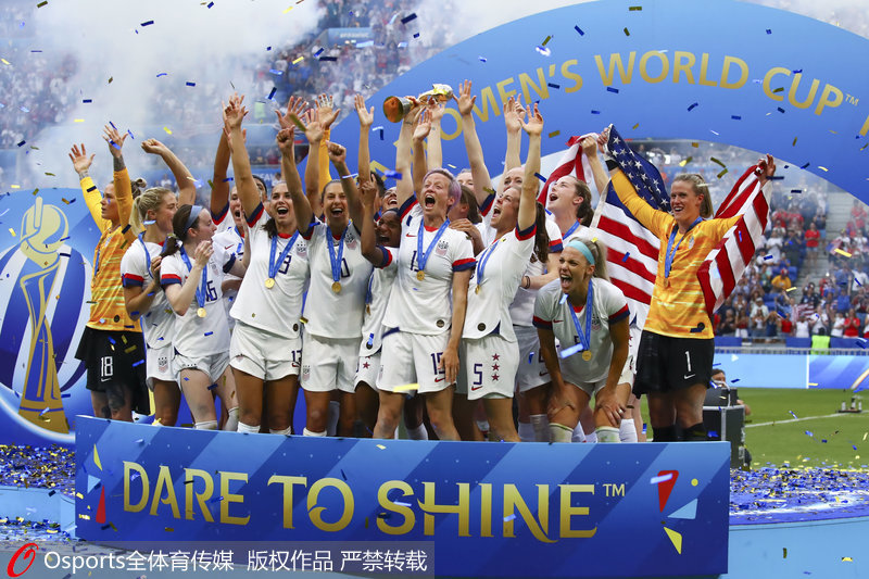 7月7日，法國女足世界杯決賽，美國2：0荷蘭。美國隊慶祝奪冠。