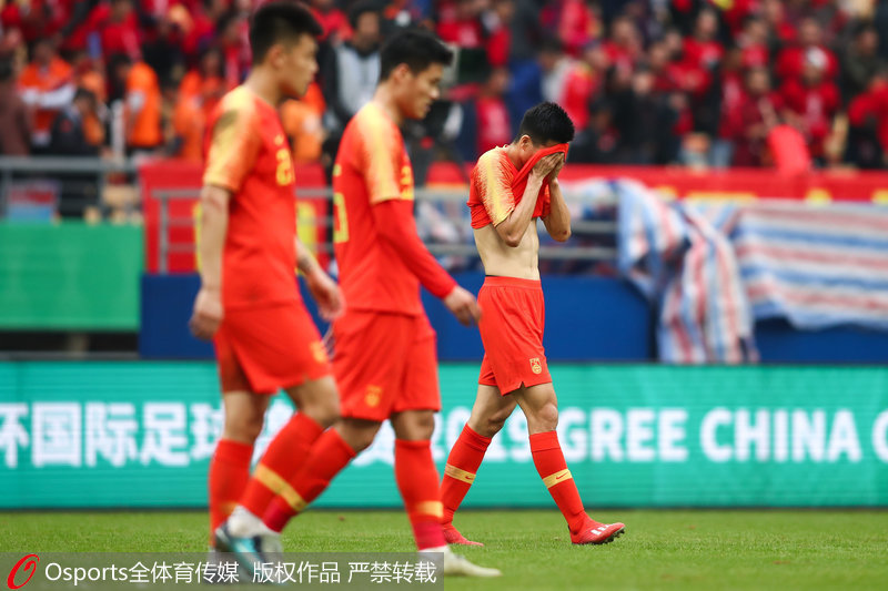 3月25日，2019年中國杯三、四名決賽：中國0：1負烏茲別克斯坦，中國隊兩戰皆負排名墊底。球員面露遺憾謝場