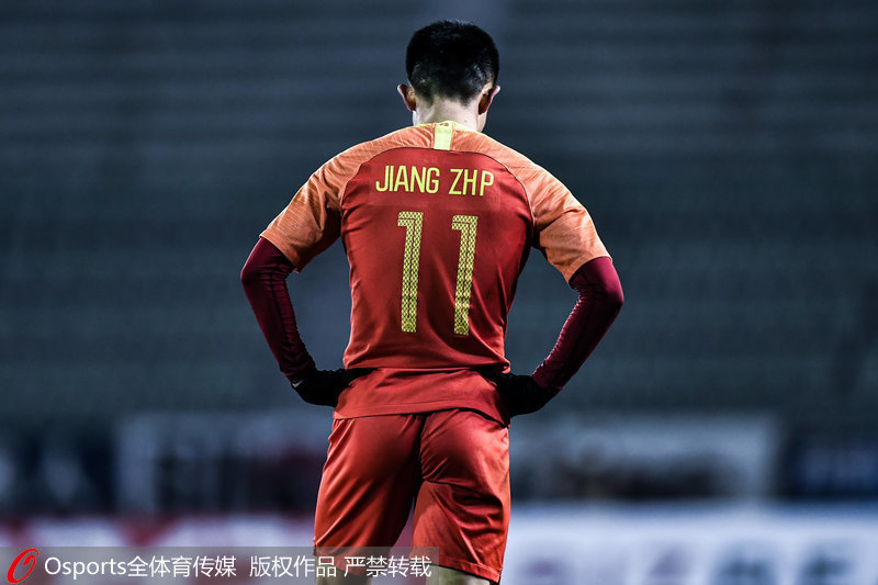 12月10日，2019年東亞杯，中國1：2負日本，慘遭開門黑。爭議球衣姜至鵬雙手叉腰，背影落寞。