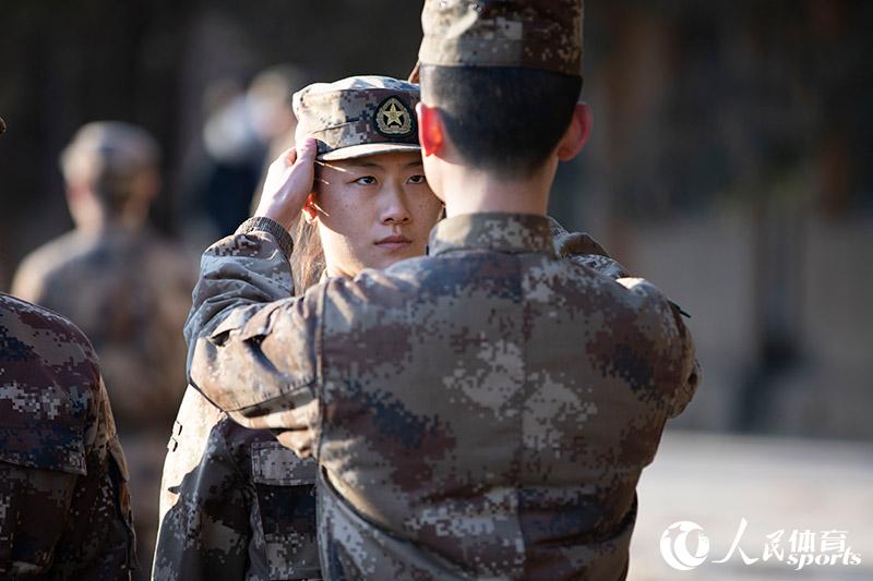 丁寧軍人范十足（人民網 趙欣悅攝）