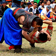 內蒙古人文：搏克                            搏克是蒙古族傳統的體育娛樂活動之一，草原上的人們把蒙古式摔跤稱作"搏克"。它是蒙族三大運動(摔跤、賽馬、射箭)之首。