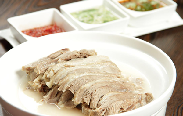 內蒙古美食：手扒肉                            手扒肉是紅食中的一種。“手扒肉”就是手抓羊肉，是中國少數民族千百年來的傳統食品。
